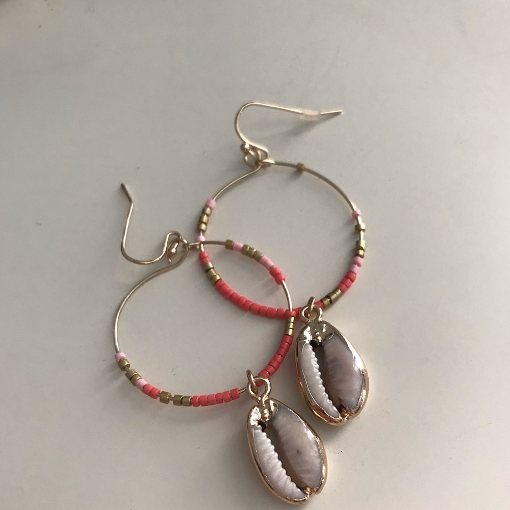 Conch shell dangle earrings - Picture 2 of 3